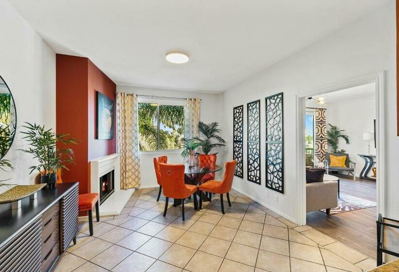 דירת פנטהאוז 1 חדרי שינה, Beverly Hills 2 Bed 2 Bath Penthouse With Den And Parking 414