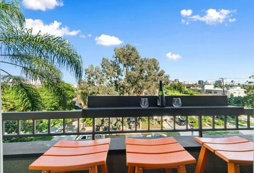 דירת פנטהאוז 1 חדרי שינה, Beverly Hills 2 Bed 2 Bath Penthouse With Den And Parking 414