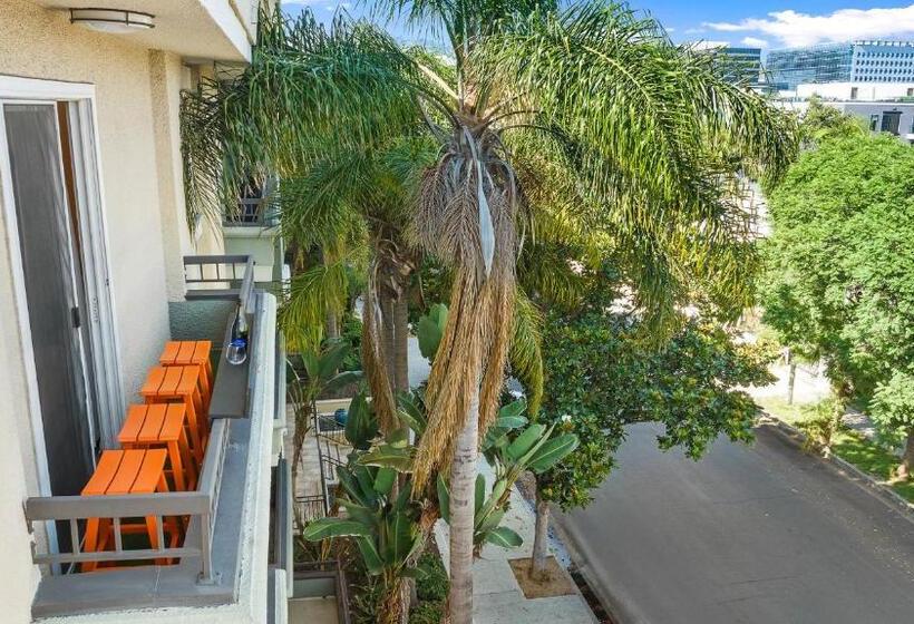 דירת פנטהאוז 1 חדרי שינה, Beverly Hills 2 Bed 2 Bath Penthouse With Den And Parking 414