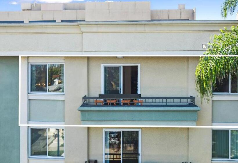 דירת פנטהאוז 1 חדרי שינה, Beverly Hills 2 Bed 2 Bath Penthouse With Den And Parking 414