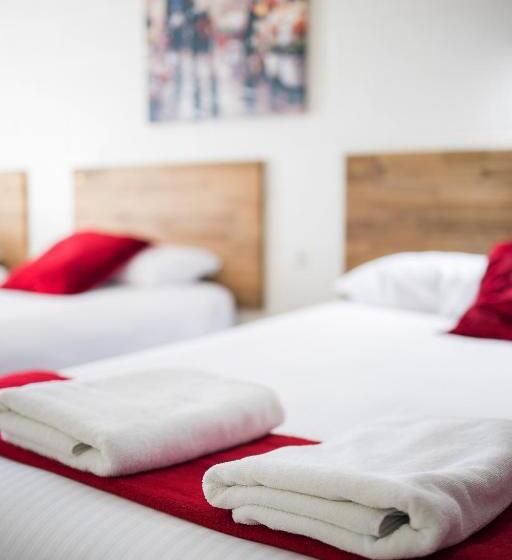 패밀리 룸, Plainsman Motel