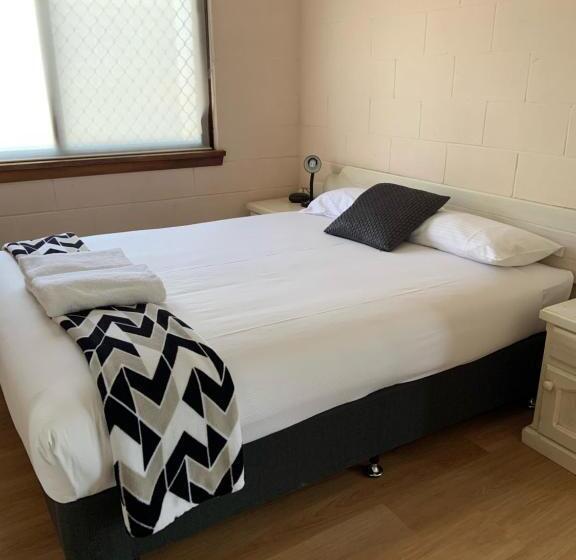 침실 2개 아파트, Plainsman Motel