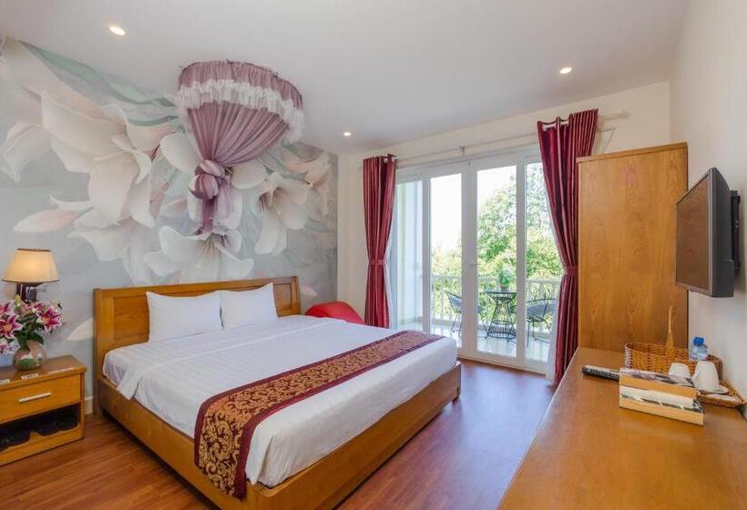 اتاق لوکس با بالکن, T&t Resort And Spa