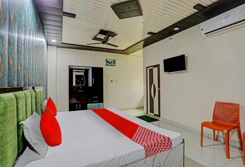 Трехместный Номер Классика, Oyo Flagship K1 Hotel And Restaurant