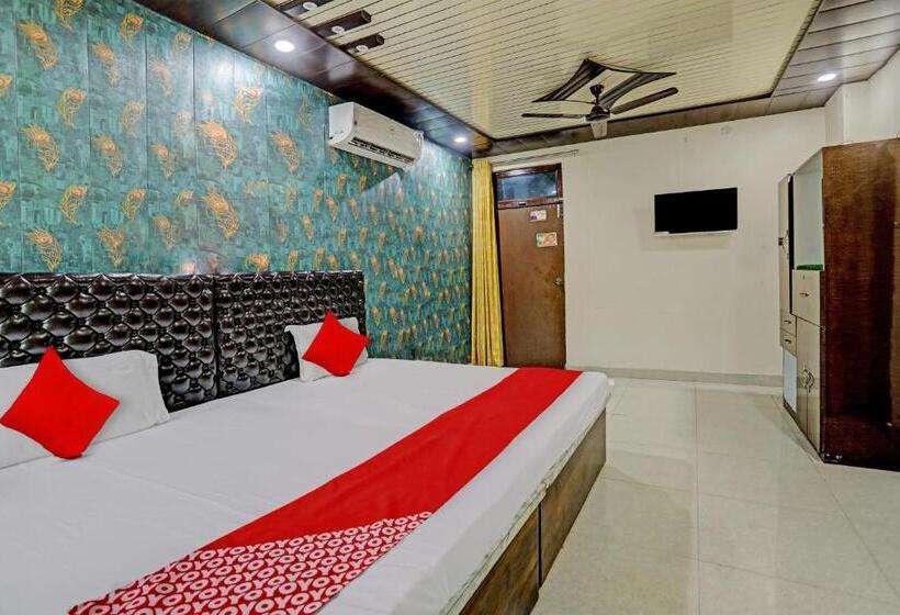 Трехместный Номер Классика, Oyo Flagship K1 Hotel And Restaurant