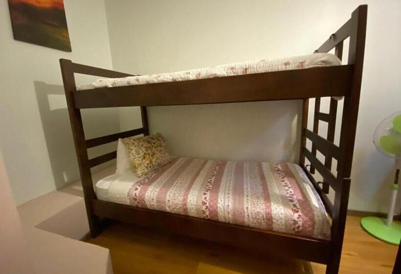 标准四人间共用浴室, Katarsy´s Hostel