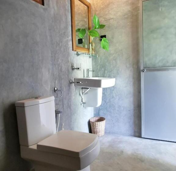 Трехместный Номер Стандарт Вид на Сад, Back Yard Madiha   Restaurant And Rooms