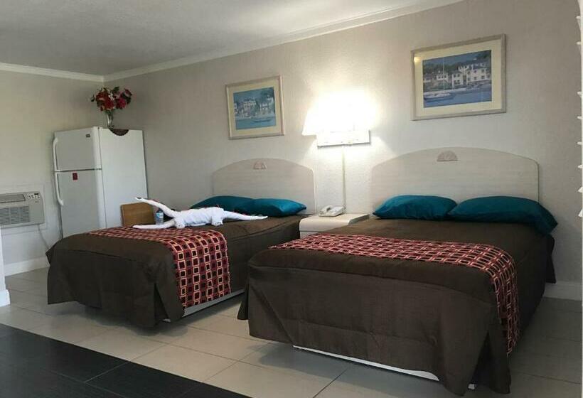 带2个双人床的标准工作室, Apollo Inn   Cocoa