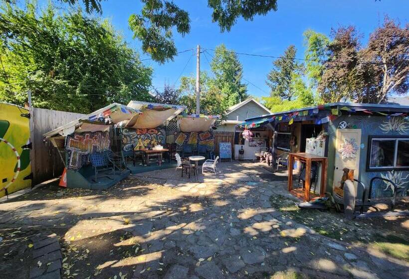Номер Economy, Eugene Lodge And International Hostel