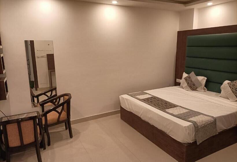 اتاق سوپریور با تخت بزرگ, Ambience Stay   At  Igi Delhi Airport