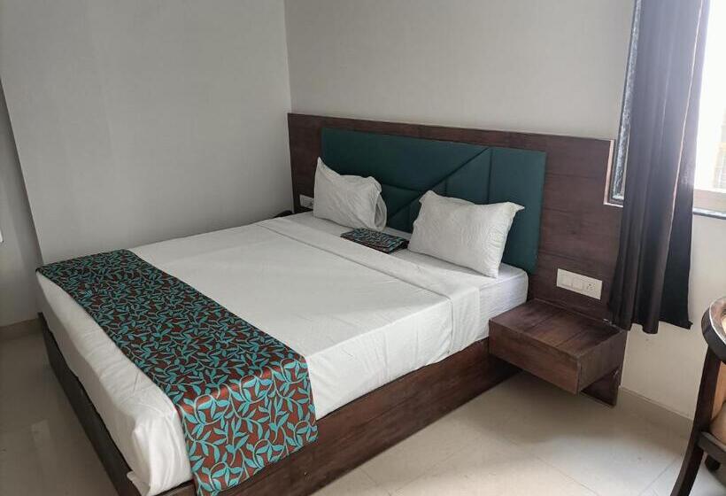 اتاق سوپریور با تخت بزرگ, Ambience Stay   At  Igi Delhi Airport