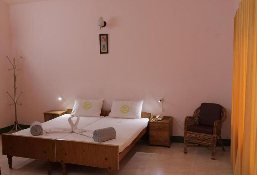 Полулюкс, Kuttralam Resorts