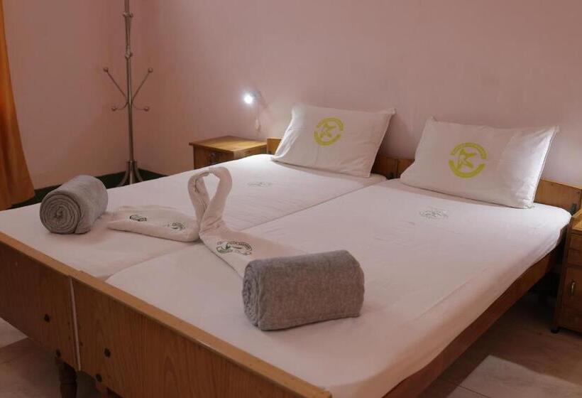 Полулюкс, Kuttralam Resorts