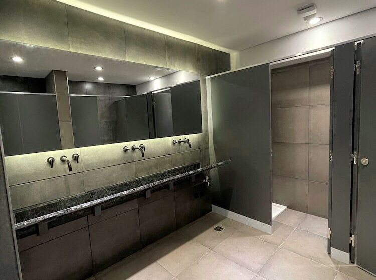 اتاق استاندارد چهارنفره با سرویس بهداشتی مشترک, Mons Hostel