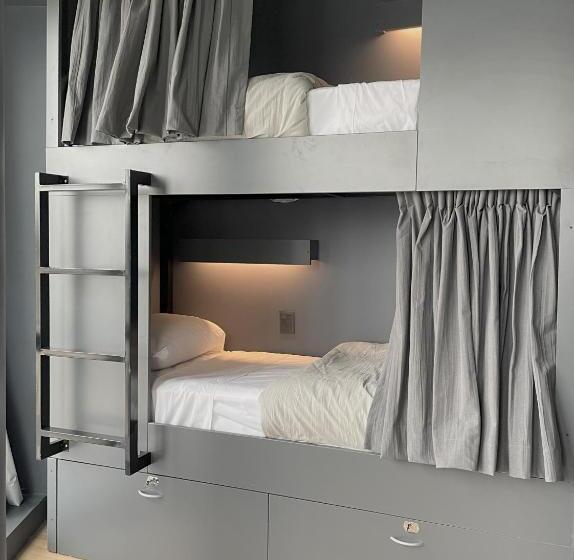 اتاق استاندارد چهارنفره با سرویس بهداشتی مشترک, Mons Hostel