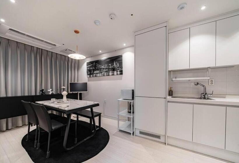 آپارتمان 2 خوابه, Dawn House