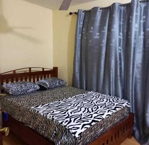 带阳台的三人标准间, Lord S Hands Guest House Hotel