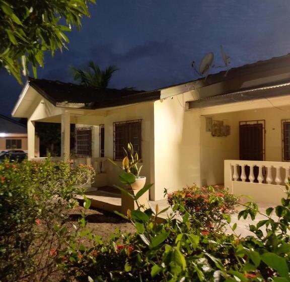 带阳台的三人标准间, Lord S Hands Guest House Hotel