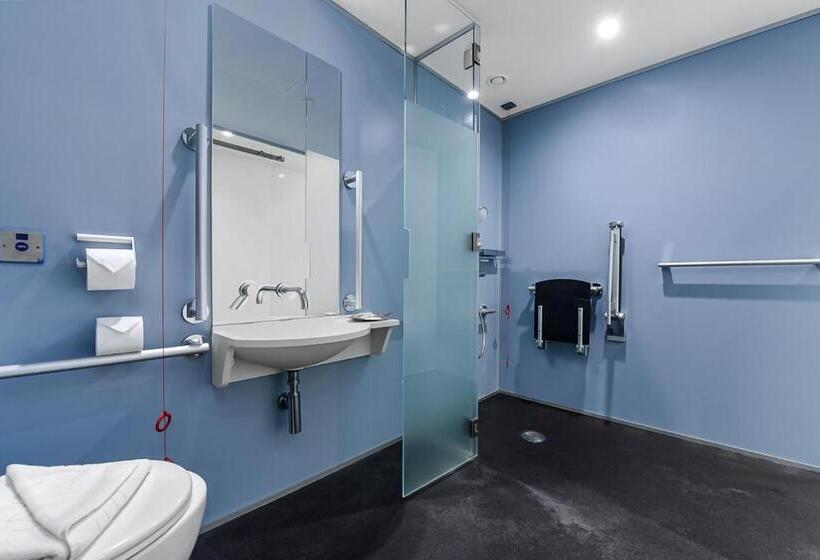 חדר סטנדרט מותאם לאדם עם מוגבלויות, The Z Hotel Holborn