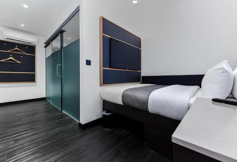 חדר סטנדרט מותאם לאדם עם מוגבלויות, The Z Hotel Holborn