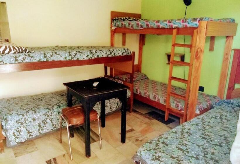 패밀리 룸, Hostel Megaró