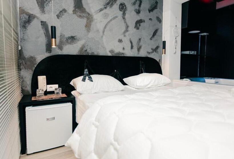 스위트, Love Hotel Tirana