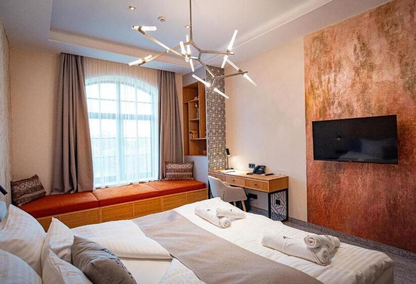 Полулюкс, Bordűr Wellness Hotel Superior és Szőnyegmúzeum