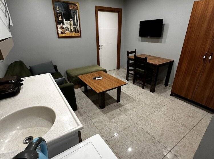 شقة غرفة واحدة, Capitol Suit Apart