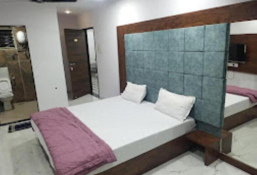 Номер Deluxe, Nandan Lodge, Tuljapur