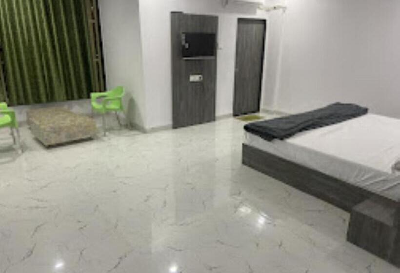 Номер Deluxe, Nandan Lodge, Tuljapur