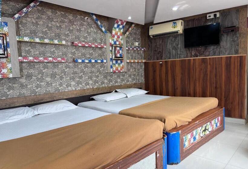 四人豪华间, Staymaker Hotel Raj Empire