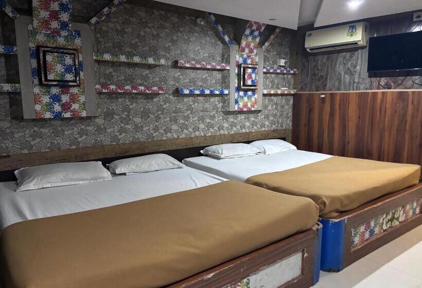 四人豪华间, Staymaker Hotel Raj Empire