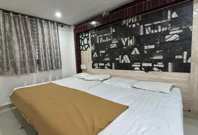 四人豪华间, Staymaker Hotel Raj Empire
