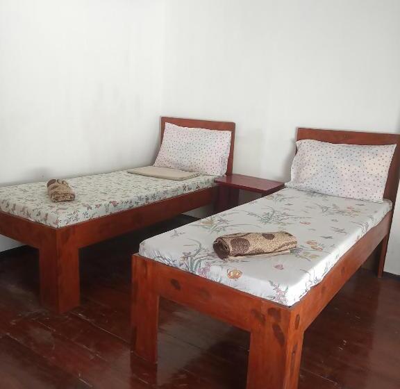 이코노미 룸, Czar S Place
