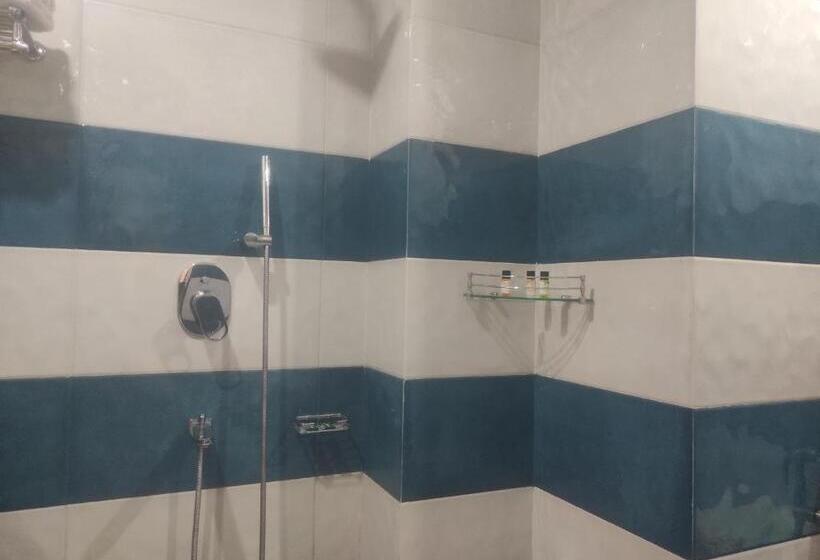 Номер Deluxe, Lee Palace