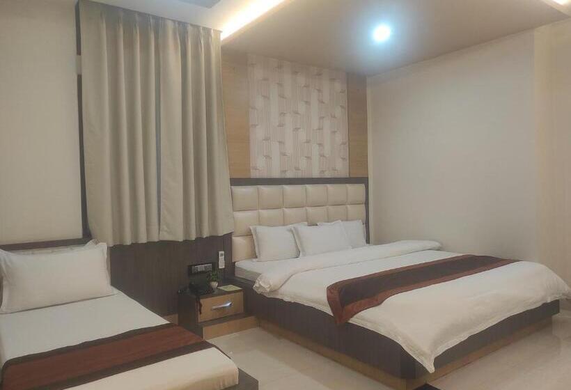 Номер Стандарт, Lee Palace