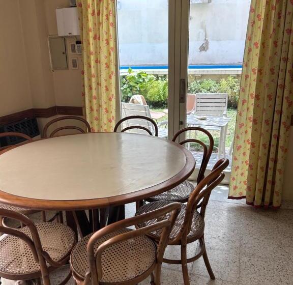 스탠다드 4인용 룸 공용 욕실, Rodex Hostel Tucuman