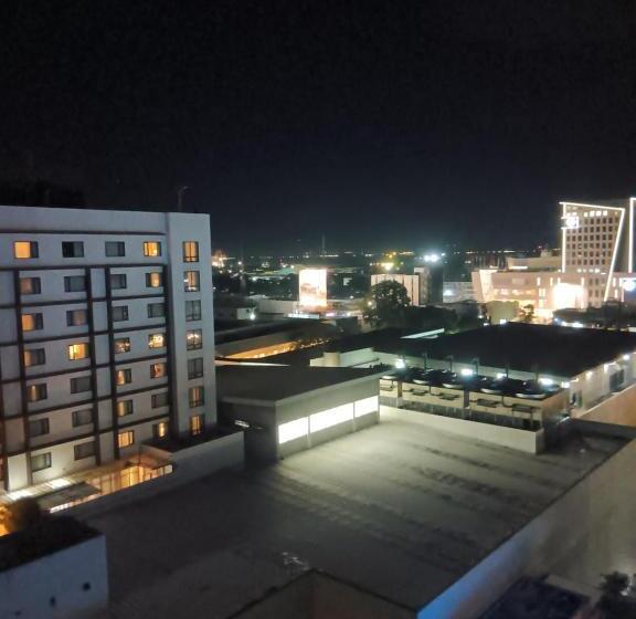 プールビュースタンダードステューディオ, Centrio Avida Condominium