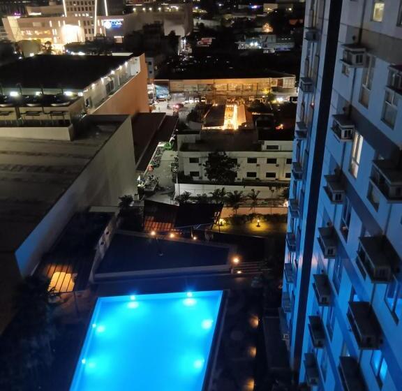 プールビュースタンダードステューディオ, Centrio Avida Condominium