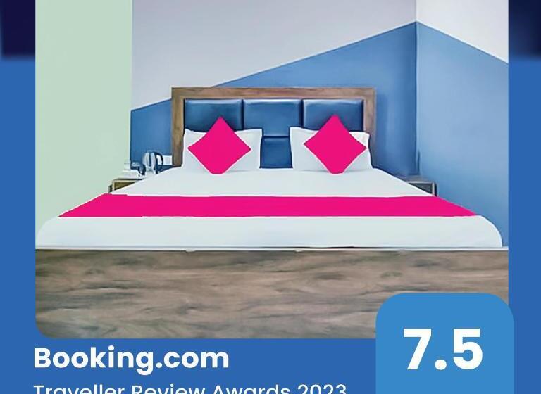 اتاق لوکس, Roomshala 121 Hotel Classic  Hazrat Nizamuddin Railway Station