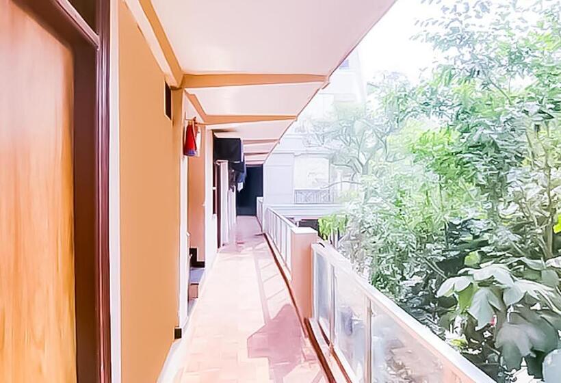 اتاق لوکس, Roomshala 121 Hotel Classic  Hazrat Nizamuddin Railway Station