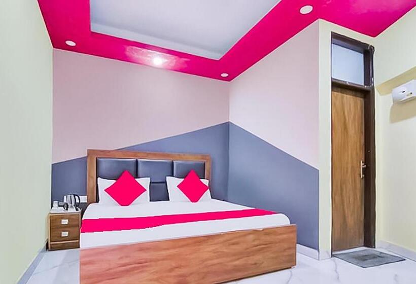 اتاق لوکس, Roomshala 121 Hotel Classic  Hazrat Nizamuddin Railway Station