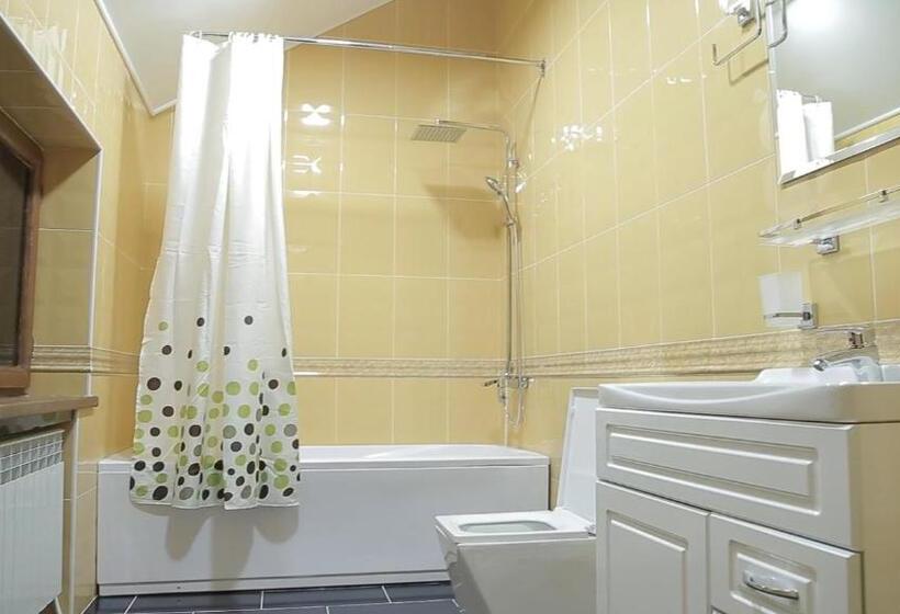 اتاق استاندارد با 2 تخت دوبل, Garden Hotel With Pool