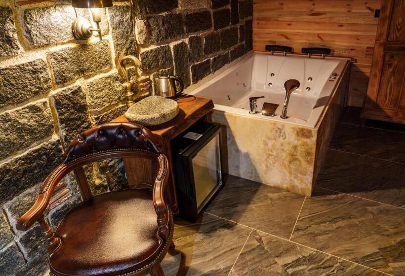 اتاق لوکس با تخت بزرگ, Hobbit Chalet