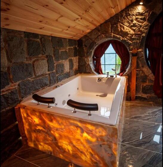اتاق لوکس با تخت بزرگ, Hobbit Chalet