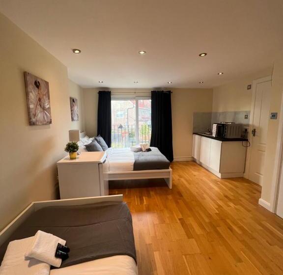 Семейное Студио, Stunning House 15 Min From Wembley Arena