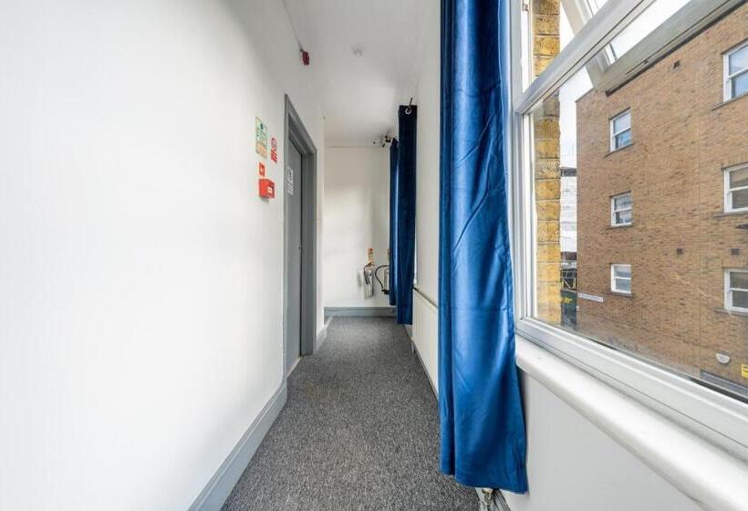 חדר סטנדרט לשלושה, The Buross   Aldgate