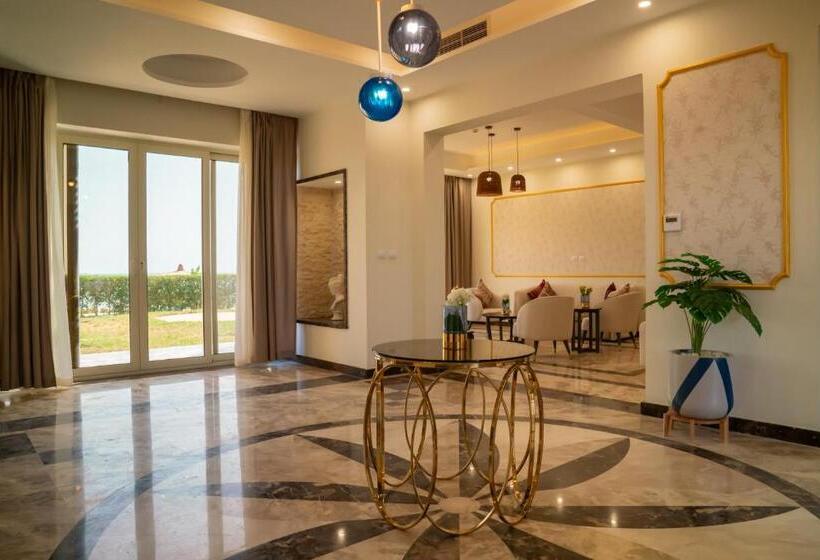 سوییت با چشم‌انداز استخر, Azal Lagoons Resort Abu Simbel