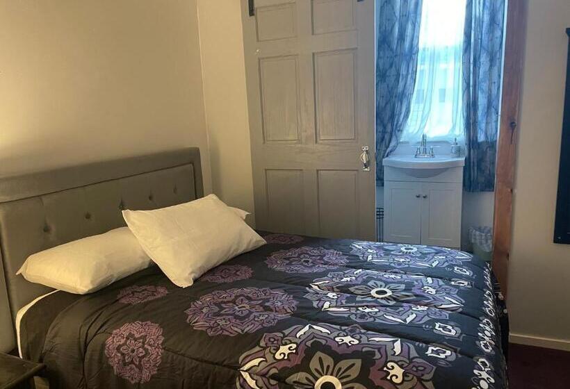 Полулюкс, Luxury Suites Boutique Hotel And Lounge