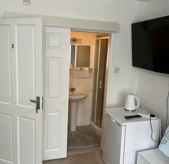 Номер Deluxe, Alder En Suite Self Catering With Private Shower 3